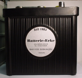 Oldtimerbatterie im schwarzen Hartgummiegehäuse